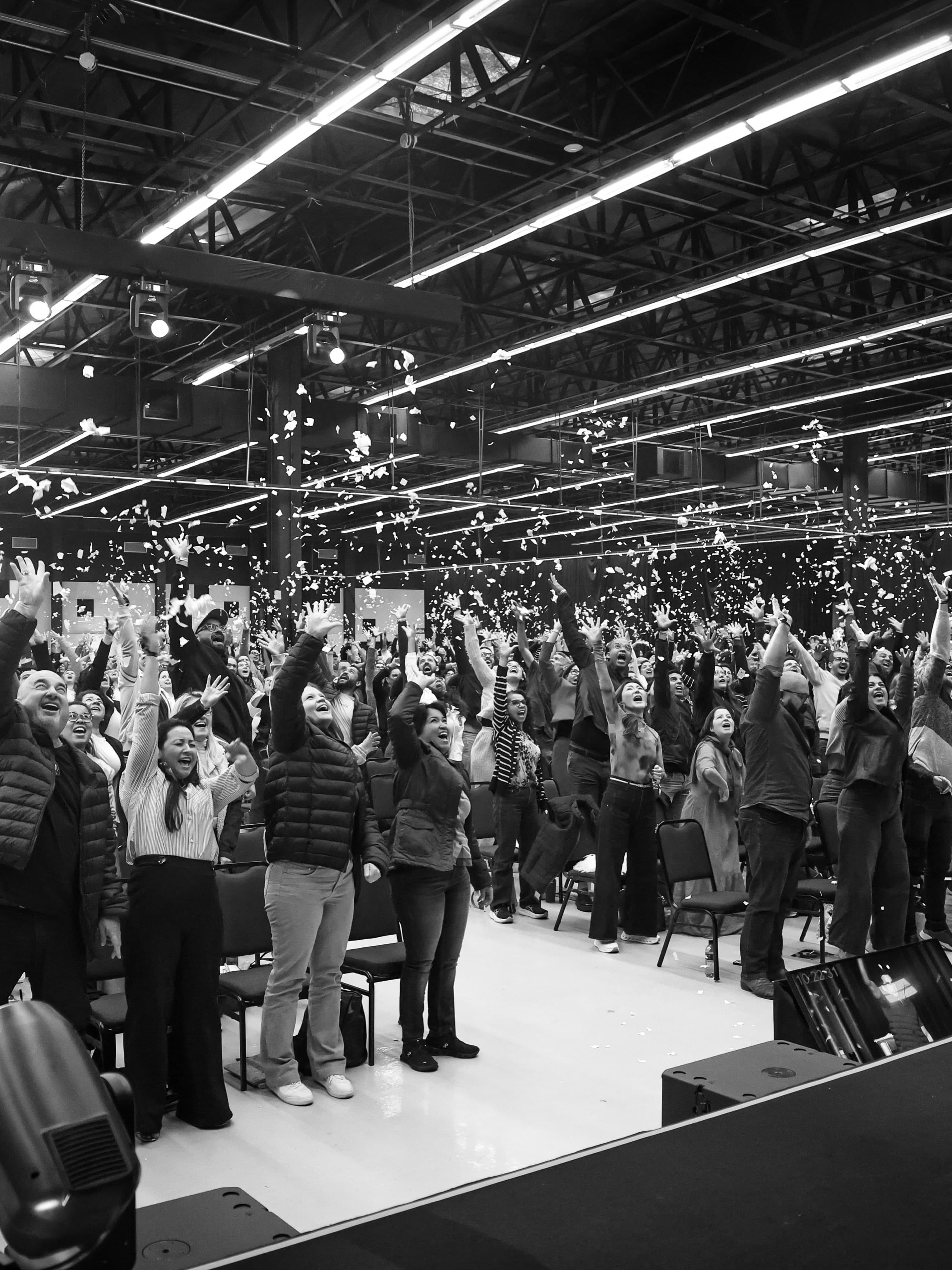 Público celebrando durante uma imersão presencial do Método EVO